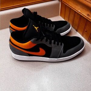 JORDAN low SE ‘vivid orange’